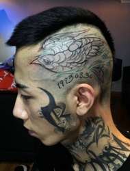 个性男生有着个性的头部图腾纹身