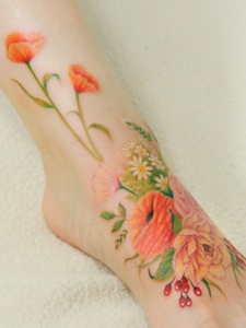 脚背上鲜美亮丽的花朵图案刺青