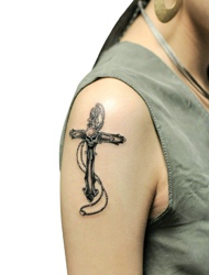 个性的十字架骷髅头大臂刺青