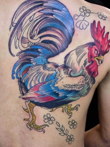 一只彩色大公鸡纹身显然与众不同