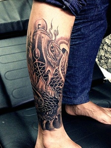 围绕着腿部的锦鲤鱼纹身