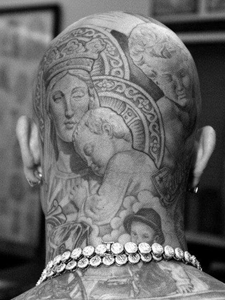 头部纹身带着圣经里面的故事