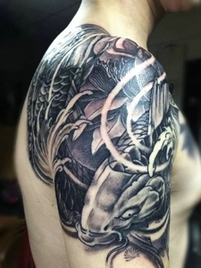 大臂黑白双鲤鱼纹身图片很清晰