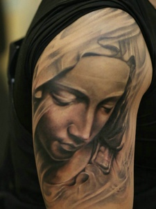 大臂黑白女神肖像一枚纹身图片
