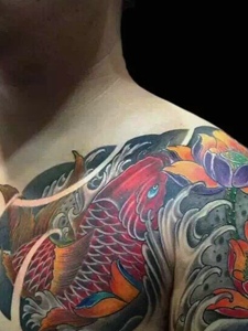 莲花与鲤鱼结合的彩色半甲纹身图片