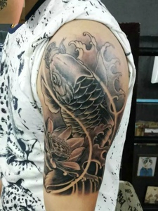大臂黑白鲤鱼纹身图片很霸气