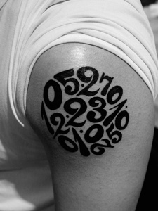 大臂个性的阿拉伯数字纹身图片