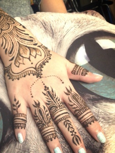 爱美女生都会喜欢的手背海娜纹身