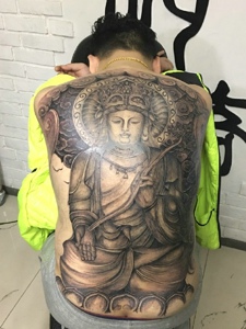 爱挑战的男士满背佛像纹身图案