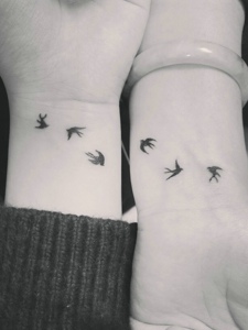 手腕上的小燕子情侣纹身图片自由飞翔