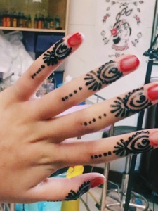 五个手指顶端的时尚海娜纹身