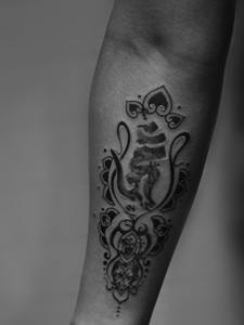 手臂创意的黑白图腾纹身图片