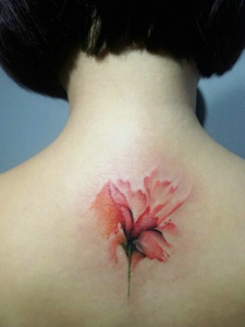 水彩风格的小清新花朵后背纹身图片