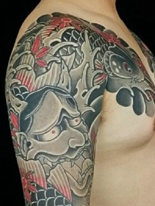 鲤鱼与般若一起的半甲纹身图案