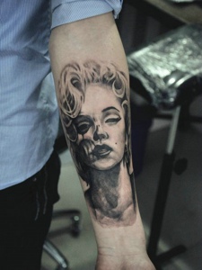 一枚欧美女性肖像手臂纹身图片