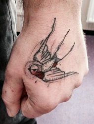 手背上有着自由飞翔的小燕子刺青