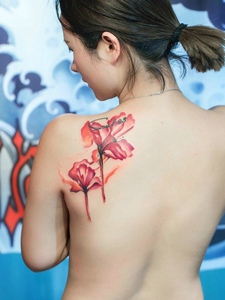 女生后背牵牛花纹身图片很特别