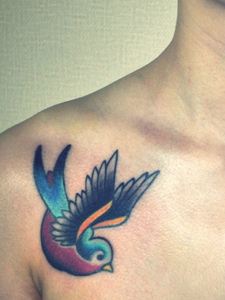 肩膀一对可爱小燕子纹身图片