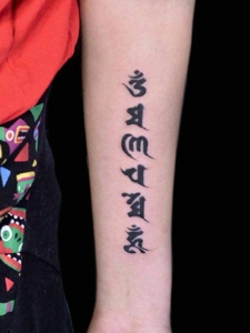 女子手臂外侧个性梵文纹身图片