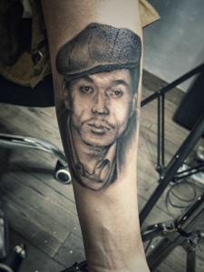 手臂上的黑白中年男士肖像纹身