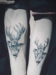 时尚情侣手腕上的小鹿纹身图片