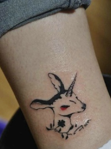 裸脚上的鹿头纹身图片超级可爱