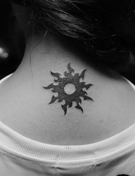 女生后背上像似太阳图案的小巧纹身