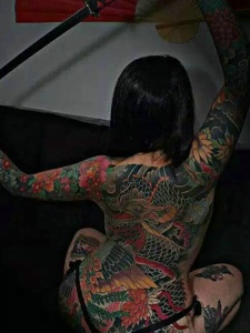 日本女生满背传统邪龙纹身图片