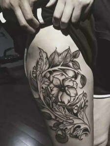 皙白大臂外侧花朵纹身图片很唯美