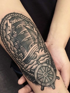 经典个性的传统帆船手臂纹身