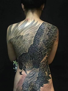 女生满背个性独特的大老鹰纹身图案