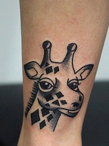 处在小腿部的可爱长颈鹿纹身图片