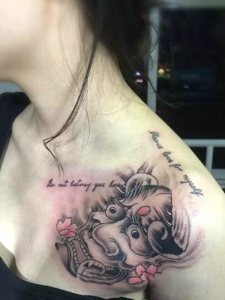 女士肩膀下的小般若纹身图片很个性