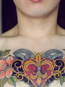 个性男生胸前花环纹身图片