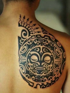 右边背部经典个性的玛雅纹身