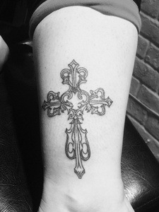 特殊别致的十字架图案纹身