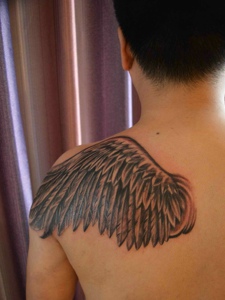 个性的半边翅膀后背纹身