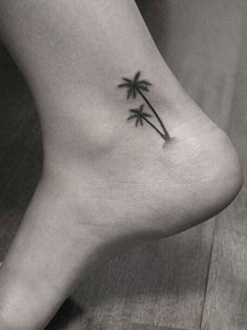 脚踝上的椰树清新纹身