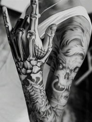男生满手的炫酷骨骼位置刺青