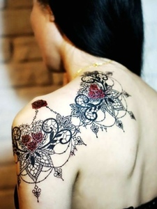 落在女生肩膀的蕾丝玫瑰纹身图案