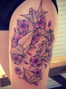 花瓣与千纸鹤的性感腿部纹身图片