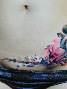 遮盖疤痕的时尚花朵腹部纹身图案