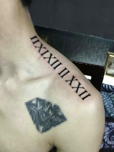 肩膀上的个性罗马数字纹身图片