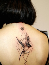 美女后背有着小鸟和几何图形结合的纹身