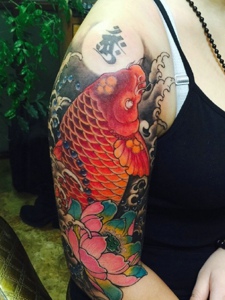 夺夺逼人的大臂红鲤鱼纹身图片