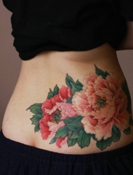 细腰美女腰部上有着唯美精致的花朵纹身
