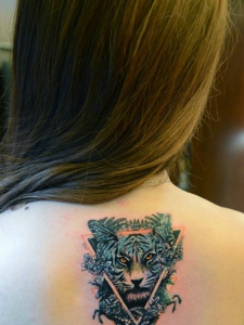 女生后背个性的几何狮子头像纹身