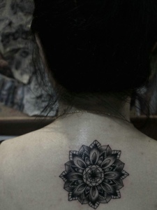 女生背部一款漂亮的梵花刺青