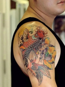 美丽的彩色鲤鱼大臂纹身图片