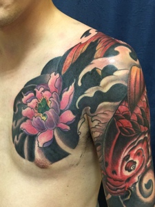 鲤鱼与莲花结合的半甲纹身图片